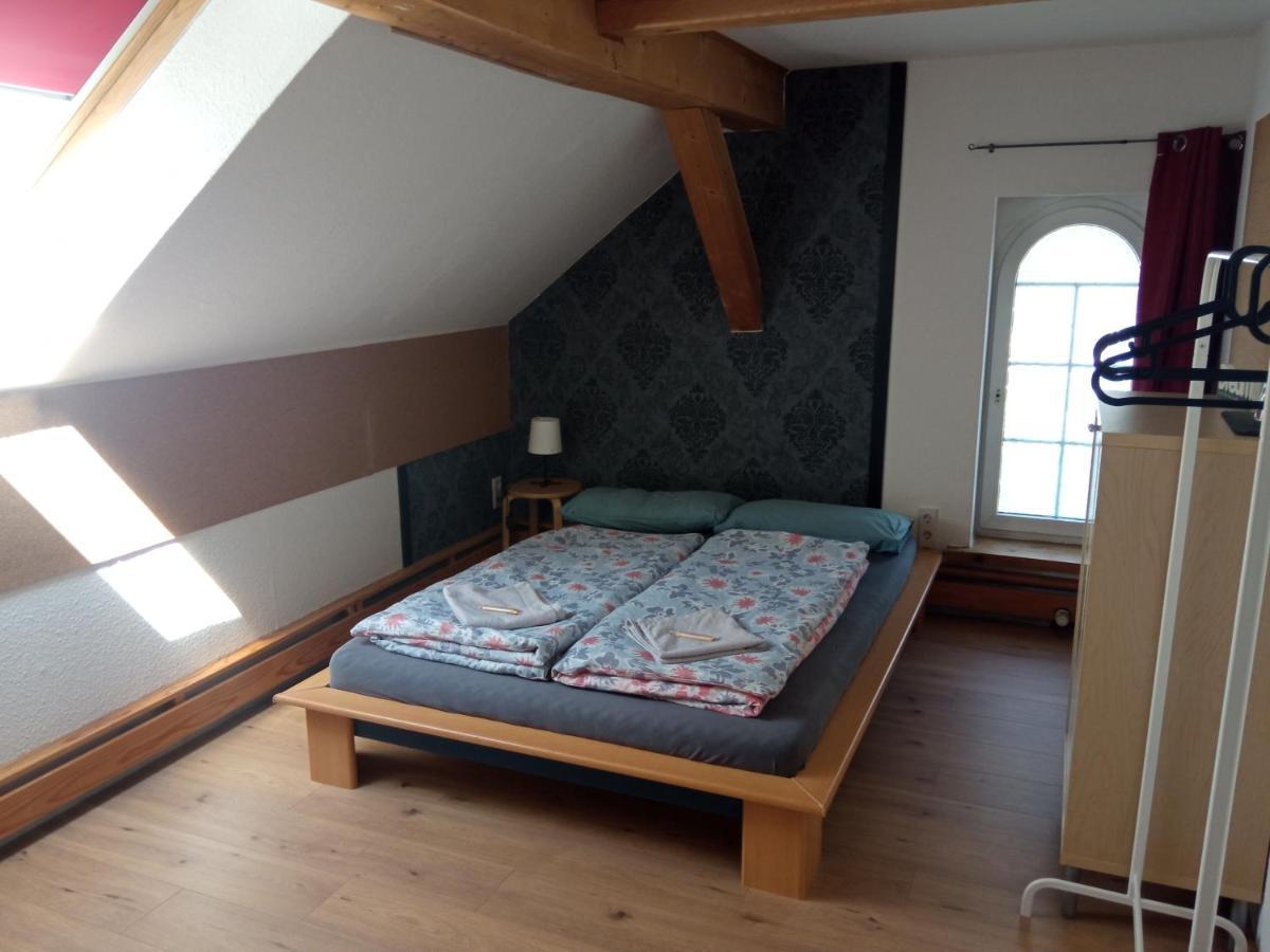 Schaeferhof, Vor Der Haustuere